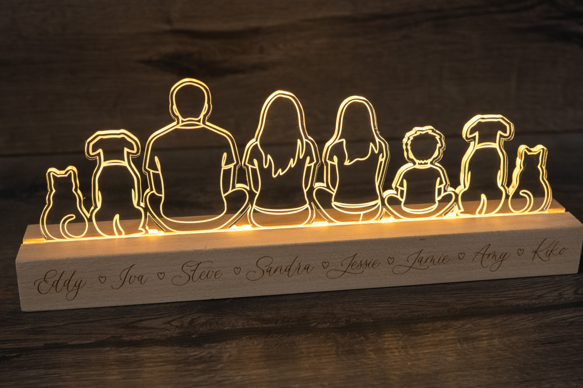 Personalisierte Familien-LED Lampe aus Acrylglas mit gravierten Namen auf Holzsockel, Familien-Silhouette mit Kindern und Haustieren, warmweißes Licht